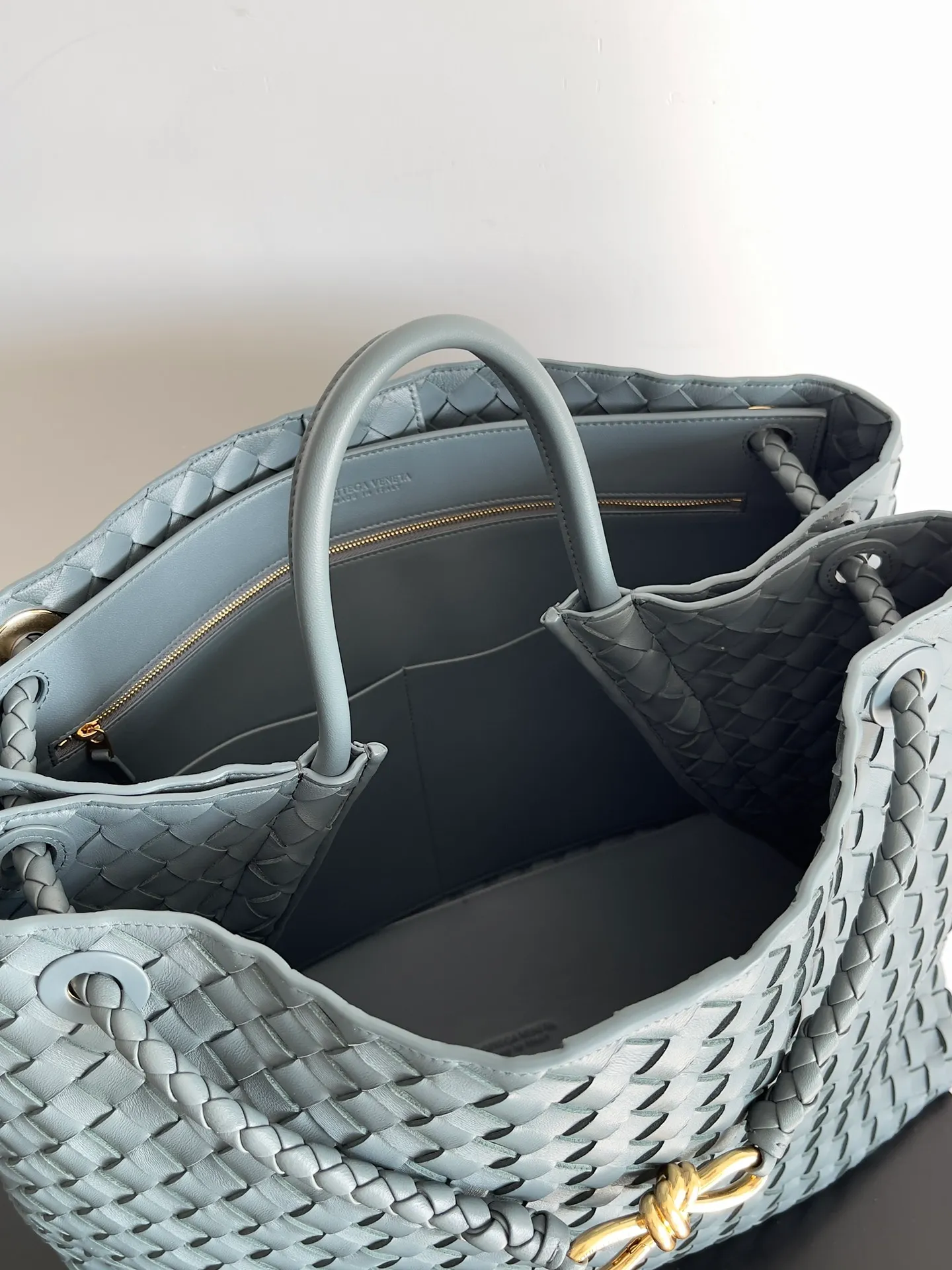 Batch 3760 Recently, the same style of bag that celebrities love is both high-end and practical. Michelle Yeoh, Kim Namjoon, Jing Boran, Tong Liya, Sun Qian, Wu Qianyu, Du Juan, Ma Yili and Bai Baihe are all carrying Bottega Veneta summer series Andiamo handbags. Andiamo has a simple structure and rounded lines. The whole piece is made of Nappa leather. It is comfortable, soft and dynamic. It adds interest to daily life and can be easily matched with various styles. Andiamo handbags are available in three sizes: small, medium and large. There are many colors to choose from, which can meet different needs. You can really carry it whether it is daily or attending events. Style number: 743575 Size: 45*22*34 including handle height 44cm